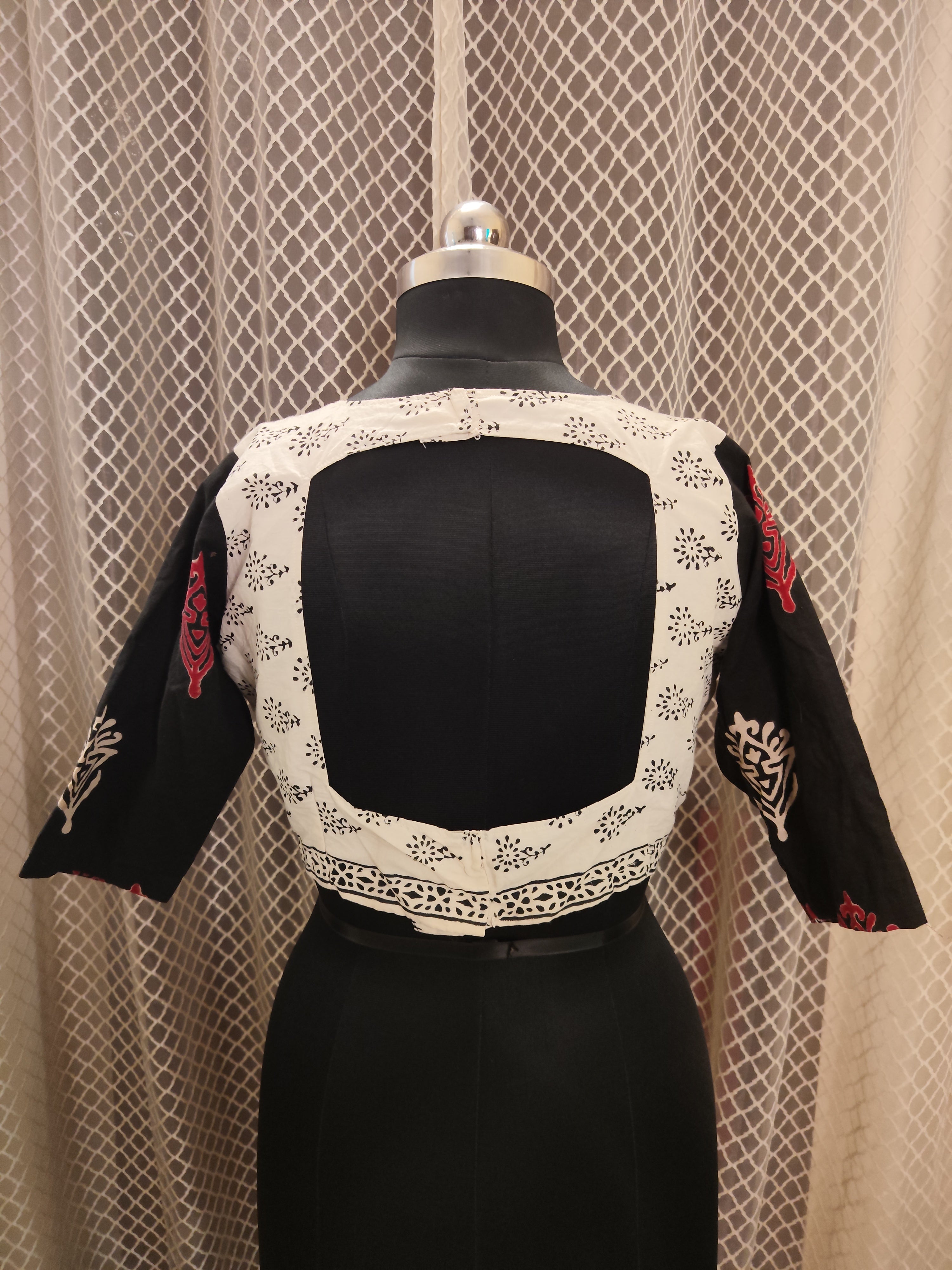 "J" blouse in white and black