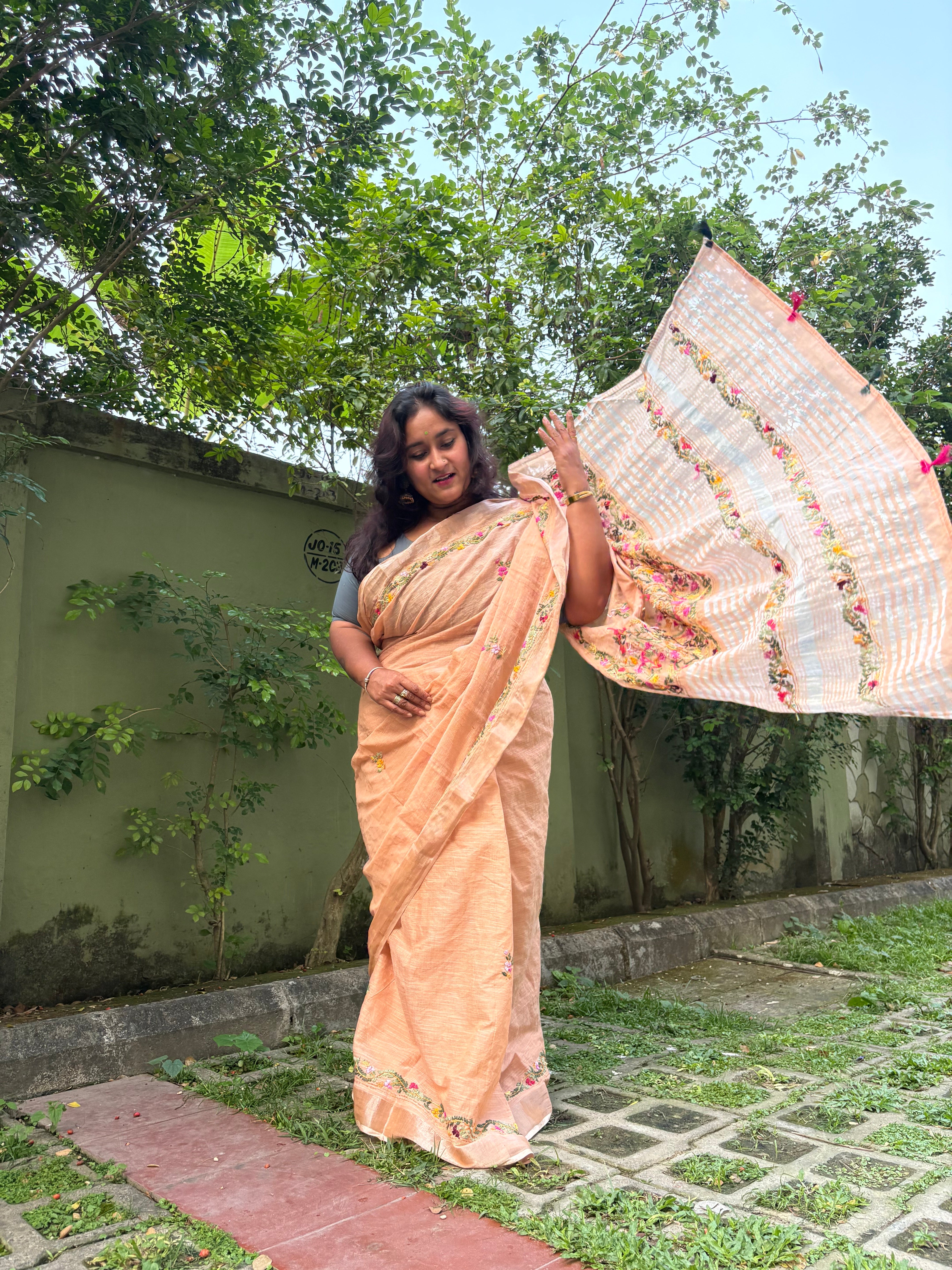 " Bouquet " hand - embroidered cotton - linen saree