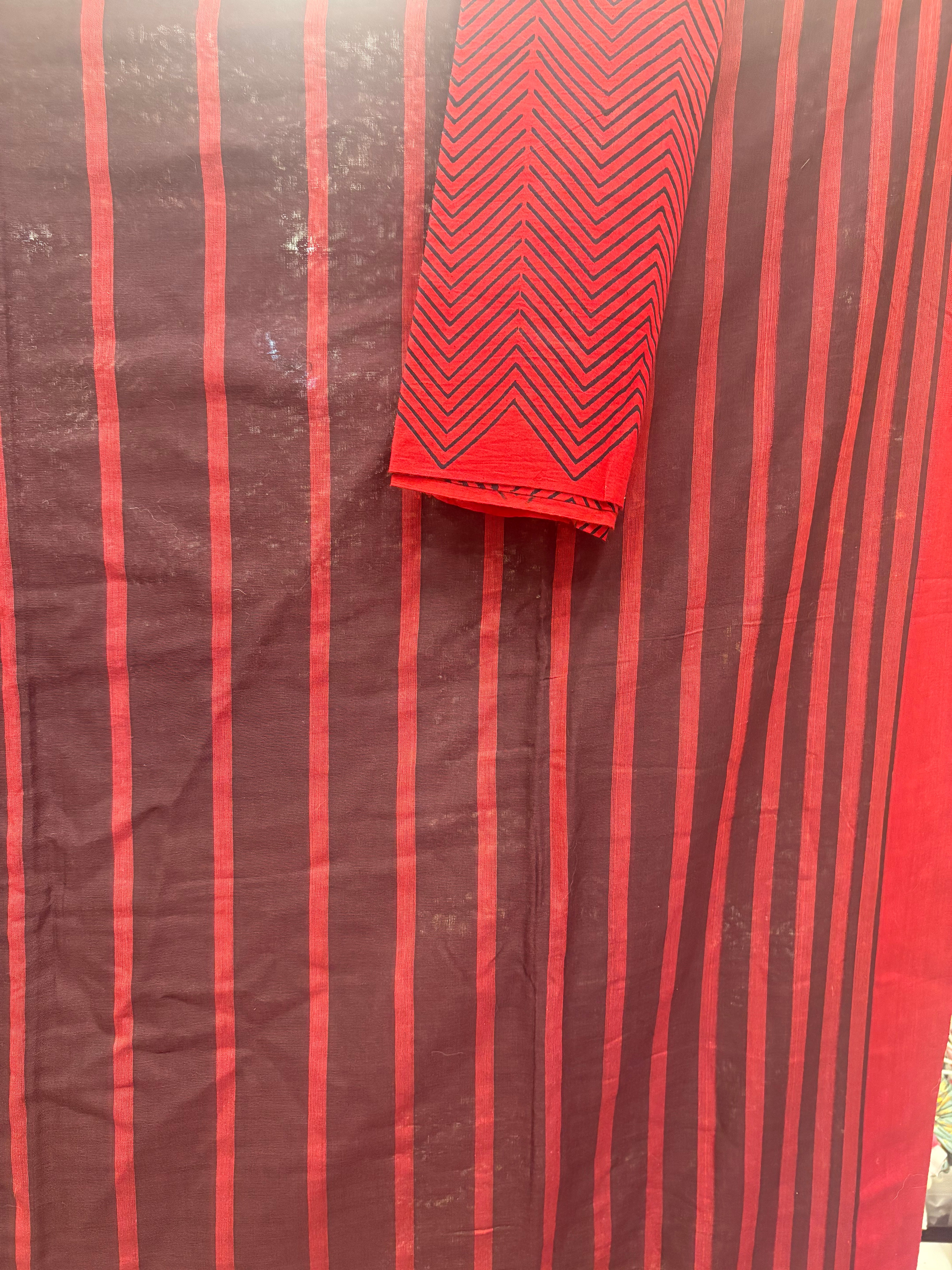 Black-red dual tone handloom cotton saree with red and grey borders + extra blouse piece